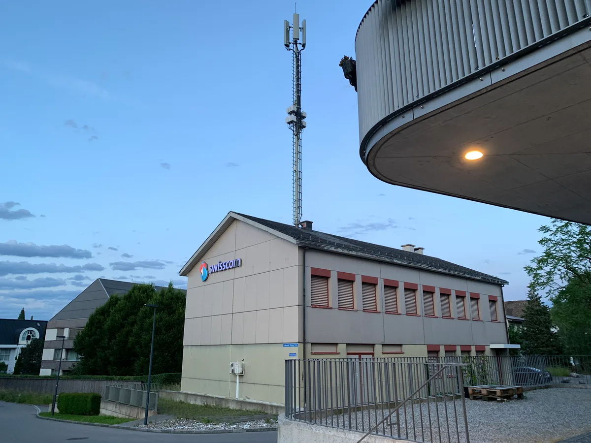 Gebäude im Zentrum von Egg, auf dem die Swisscom eine Mobilfunkantenne betreibt. 